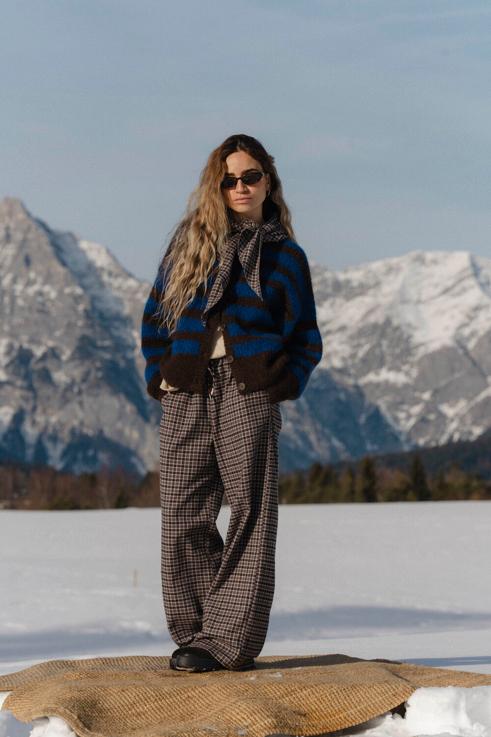 Herbstblaue karierte Hose