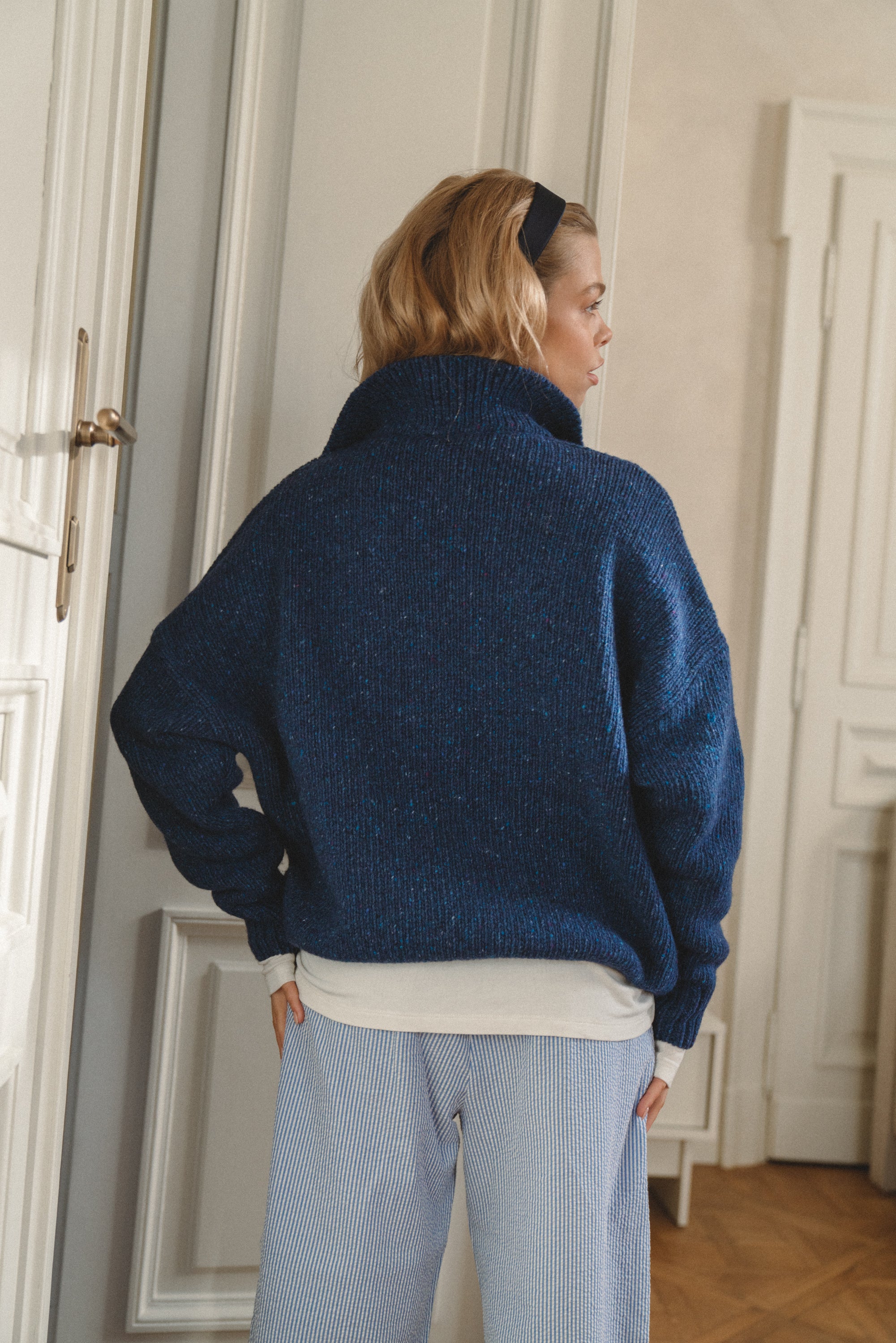 Sweter Close Deep Blue - 25