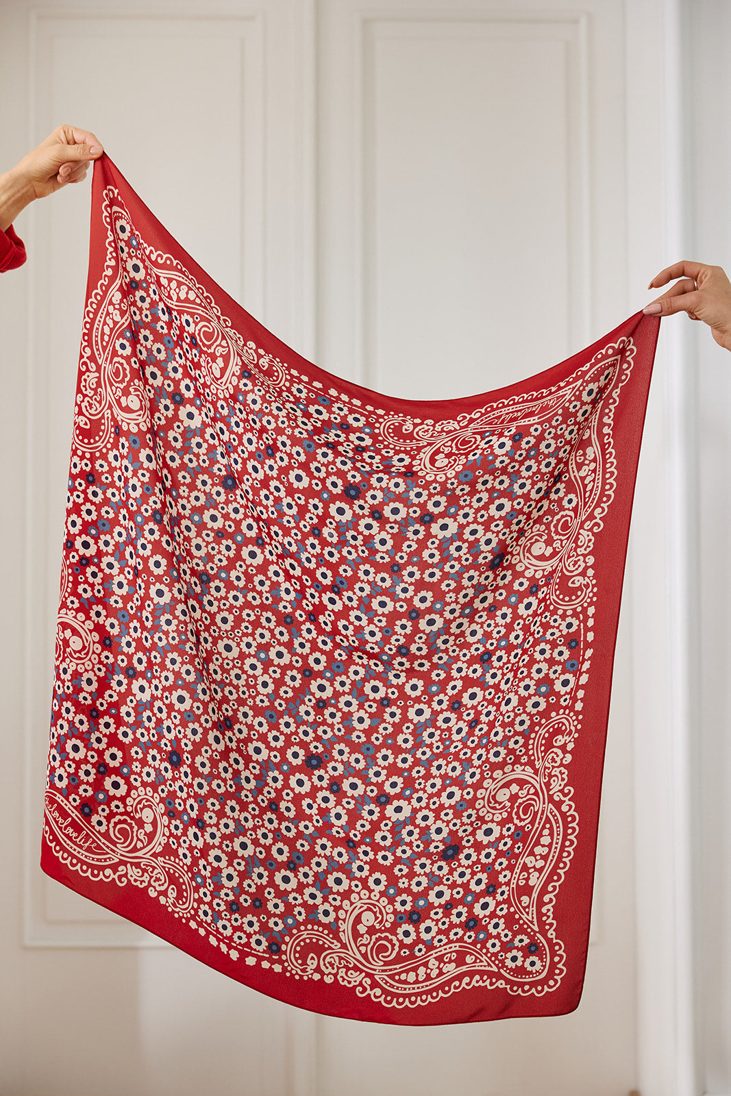 Bandana Gänseblümchen auf Rot