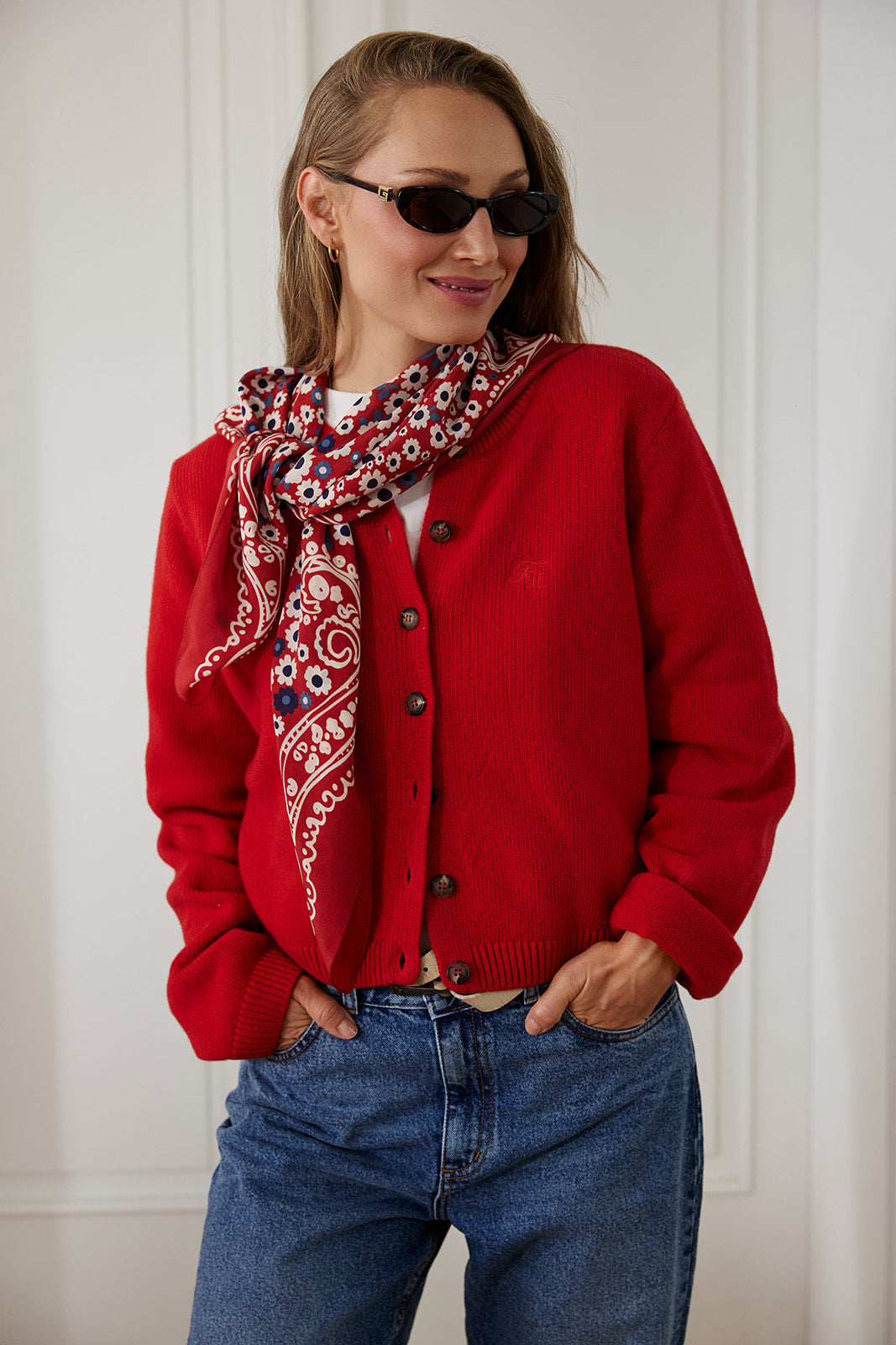 Bandana Gänseblümchen auf Rot